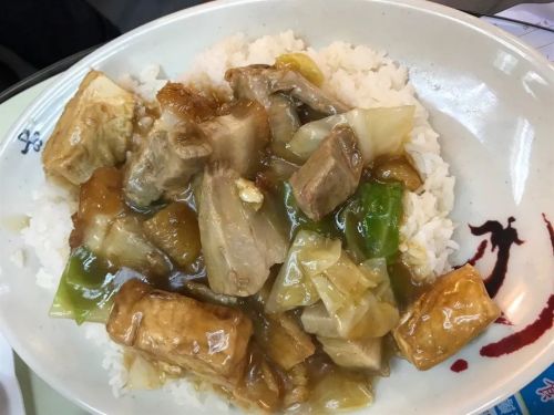 五花三层烧肉连皮带肉，一口拌白饭下去！